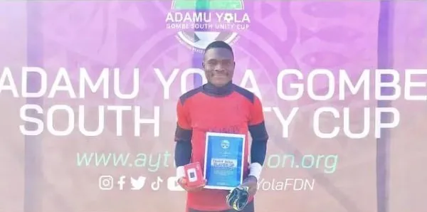 Goalkeeper Zakari Akawu with his award
